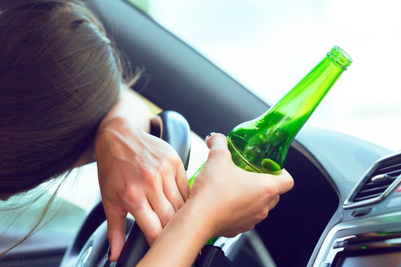 mujer conduciendo un auto bajo los efectos del alcohol
