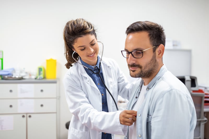 medico atendiendo a paciente