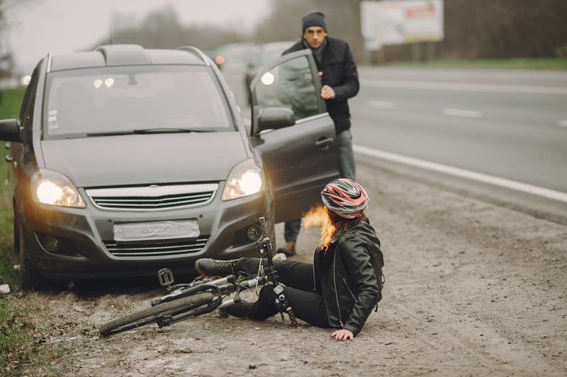 accidente de tránsito entre un auto y una bicicleta