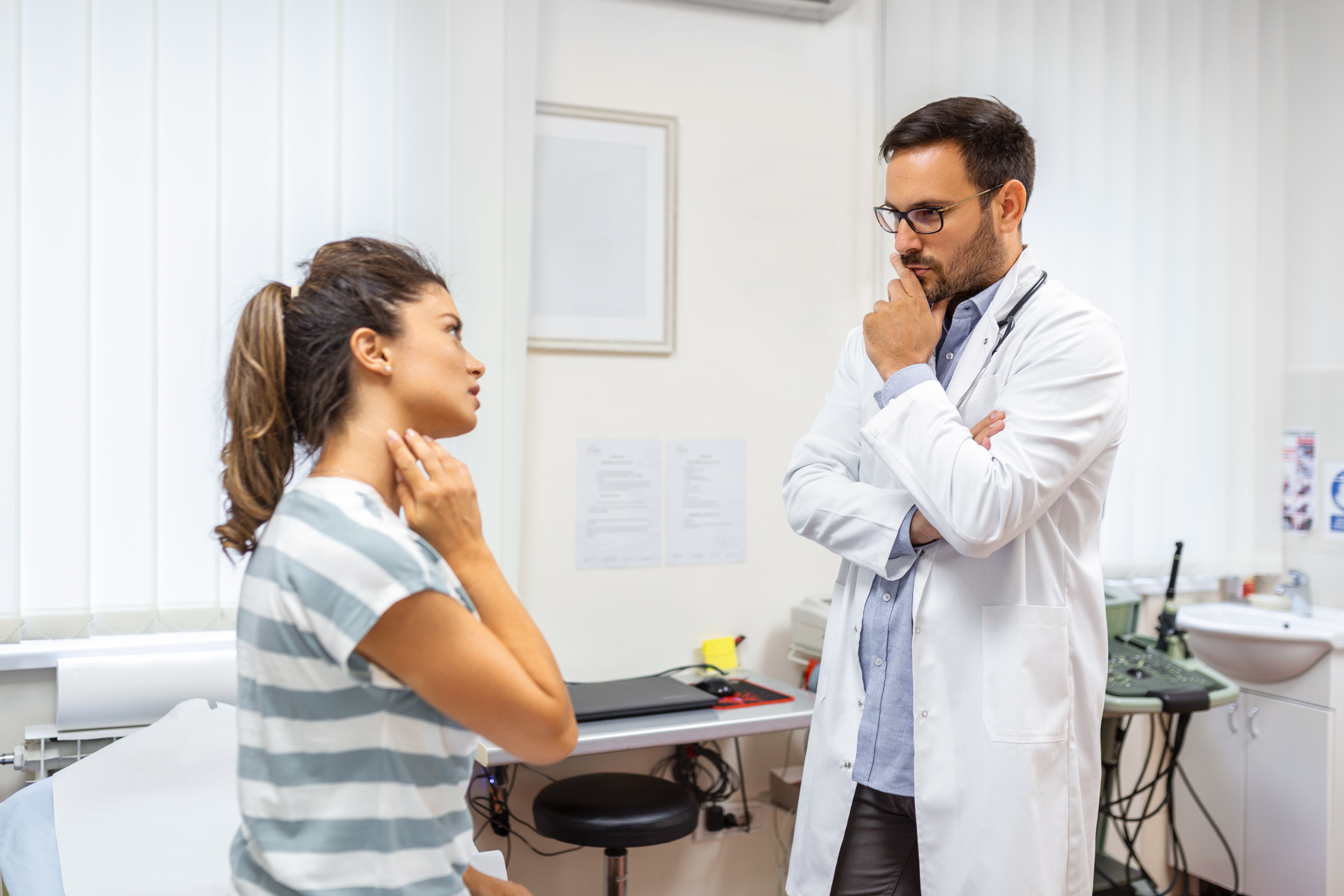 doctor atendiendo a paciente con dolor de cuello